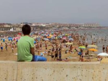 Miles de bañistas disfrutan en la playa de la Malvarrosa de Valencia. EFE/Archivo
