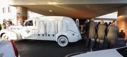 El ataúd con los restos de Aretha Franklin llega al Greater Grace Temple. 