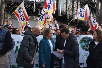 Cuca Gamarra (centro) participa en la concentración de la Policía Nacional y la Guardia Civil de Madrid, este viernes.