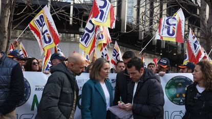 Cuca Gamarra (centro) participa en la concentración de la Policía Nacional y la Guardia Civil de Madrid, este viernes.