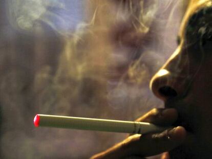 Los cigarros electr&oacute;nicos tienen una bater&iacute;a que convierte en vapor las sustancias a&ntilde;adidas.