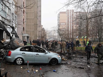 Lugar donde se ha estrellado el helicóptero, este miércoles en la ciudad de Brovary, a las afueras de Kiev.