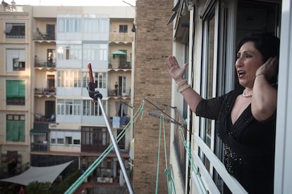 Begoña Alberdi - junto al móvil y el palo selfie sujetado por Albert- en una de las últimas interpretaciones durante la pandemia