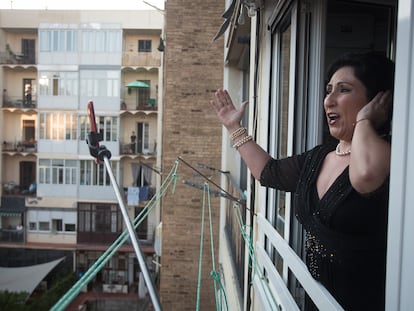 Begoña Alberdi en una de sus actuaciones desde la ventana de su casa.