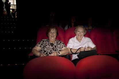 As aposentadas Lucia de Castro e Leticia Selme, frequentadoras do cinema Reserva Cultural, em S&atilde;o Paulo.