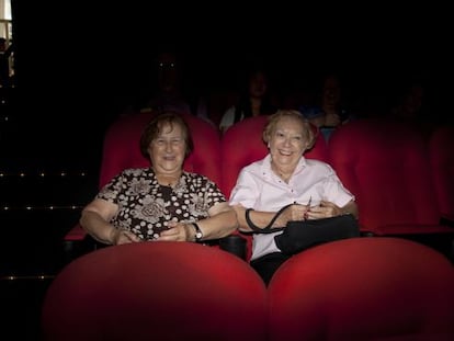 As aposentadas Lucia de Castro e Leticia Selme, frequentadoras do cinema Reserva Cultural, em S&atilde;o Paulo.