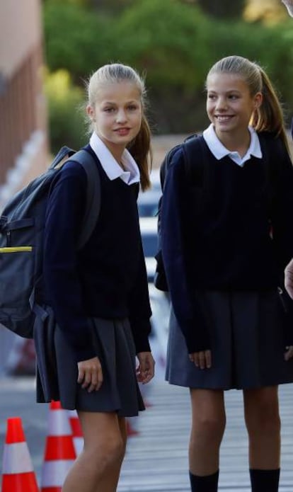 La princesa Leonor y, a la derehca, la infanta Sofía a su llegada este miércoles a su primer día de clase en el colegio privado Santa María de los Rosales de Madrid.