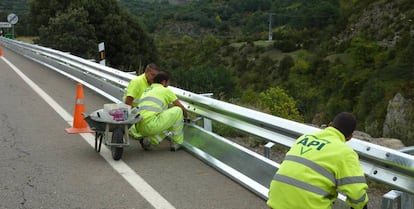 Operarios de API en labores de conservación vial.