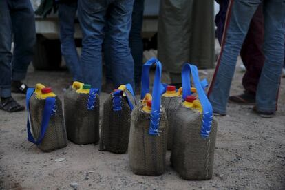 Los migrantes que emprenden su ruta por el desierto llevan estas imprescindibles garrafas de agua envueltas en trapos hmedos.