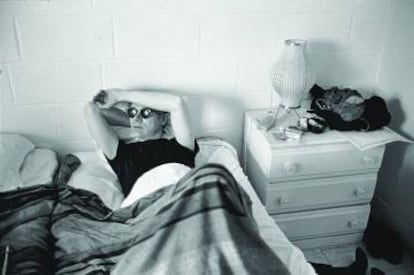 Andy Warhol en el hotel durante la filmación de My Hustler, 1965-7