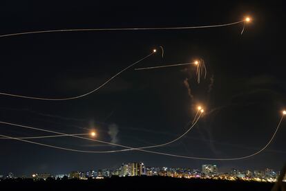 El sistema de defensa antiaérea israelí Cúpula de Hierro interceptaba el viernes en Ashkelon un cohete disparado desde la franja de Gaza.