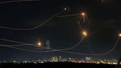 El sistema Escudo de hierro intercepta varios misiles lanzados desde la franja de Gaza sobre Israel.