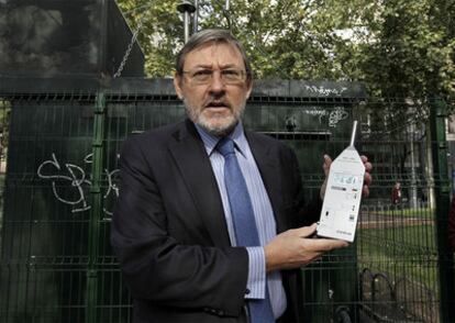 Jaime Lissavetzky mide la contaminación acústica para comprobar los decibelios que se alcanzan dentro del jardín de la Plaza de España Madrid.