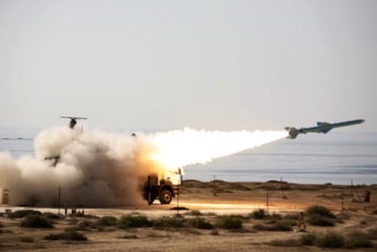 Un misil de largo alcance tierra-mar es lanzado durante unas maniobras militares en el mar de Omán, cerca del estrecho de Ormuz, al sur de Irán, el pasado 2 de enero.