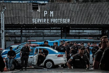 Mulheres de policiais impedem que seus maridos trabalhem.