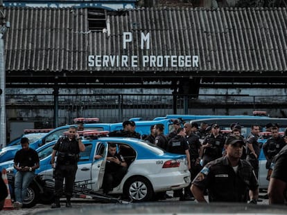 Mulheres de policiais impedem que seus maridos trabalhem.