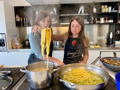 Carmen y Maria Elena cocinando espaguetis vongole en las instalaciones de Garofalo.