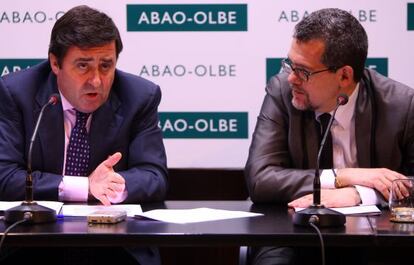 El presidente de la ABAO, Juan Carlos Matellanes (a la izquierda), con su director artístico, Jon Paul Laka, ayer en la presentación de la próxima temporada de ópera bilbaína.