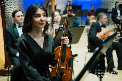 Violinista de la Orquesta Sinfónica de Kiev posa antes de un concierto.