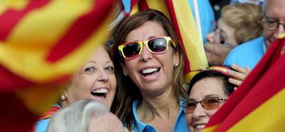 Alicia Sánchez-Camacho, en el centro, ayer en la concentración celebrada en Barcelona.