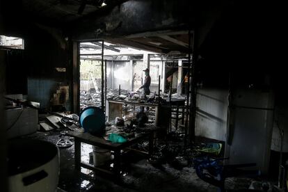 Un experto forense inspecciona un edificio quemado de la Escuela Wittaya Pitakkiat en la provincia de Chiang Rai, Tailandia.