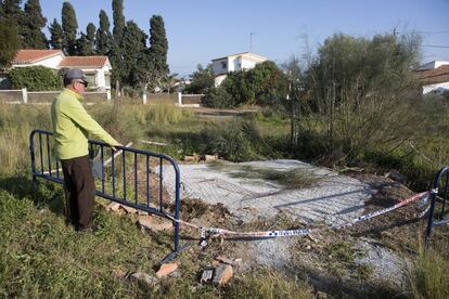Una persona observa un pozo ilegal tapado por el Ayuntamiento de Rincón de la Victoria (Málaga).