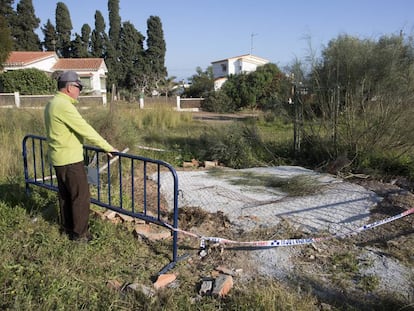 Una persona observa un pozo ilegal tapado por el Ayuntamiento de Rincón de la Victoria (Málaga).