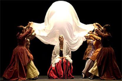 Un momento del ensayo de <i>Fuenteovejuna</i> en el Teatro Real.