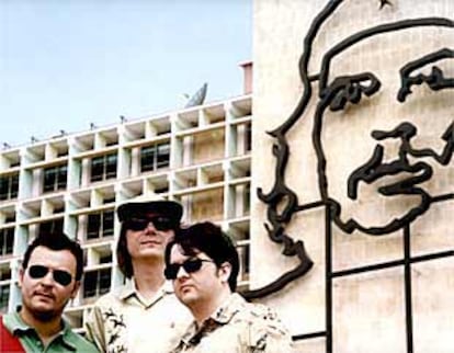 La banda de rock británica, Manic Street Preachers, en La Habana, donde tocaron ante Fidel Castro, en 2001.