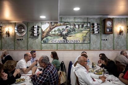 En O Cartaxinho, parte de la clientela es habitual y, a mediodía, abunda la portuguesa.
