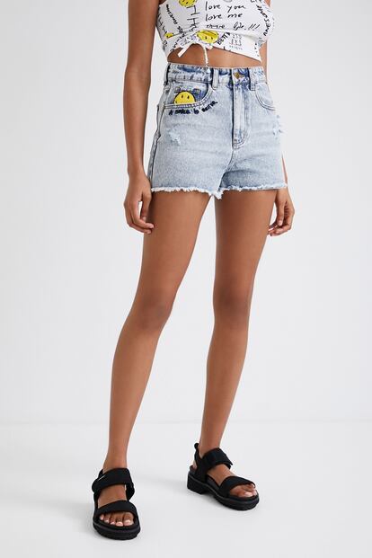 Si te gustan las prendas con detalles que marcan la diferencia, te gustarán estos shorts vaqueros de talle alto con un smiley bordado y otro en el bolsillo trasero. Es de Desigual.

69.95€