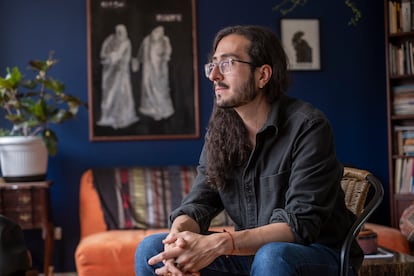 Javier Osuna en la sala de su apartamento en el barrio Palermo en Bogotá.