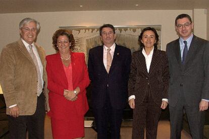 De izquierda a derecha, Joan Clos, Rita Barberá, Francisco Vázquez, Rosa Aguilar y Alberto Ruiz-Gallardón, tras el debate celebrado esta semana en la sede de EL PAÍS, en Madrid.