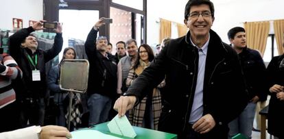 Votación de Juan Marín, líder de Ciudadanos en Andalucía, vota en las elecciones autonómicas del 2 de diciembre.