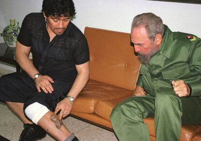 El ex futbolista argentino Diego Armando Maradona muestra a Fidel Castro un tatuaje con la imagen del líder cubano, durante un encuentro en La Habana en octubre de 2001.