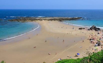 El tómbolo de Amió que lleva al islote de El Castril (Cantabria).