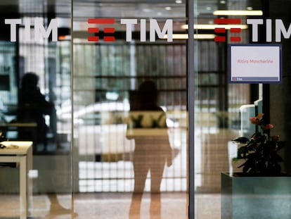 El logo de TIM en la sede de la teleco en Roma.