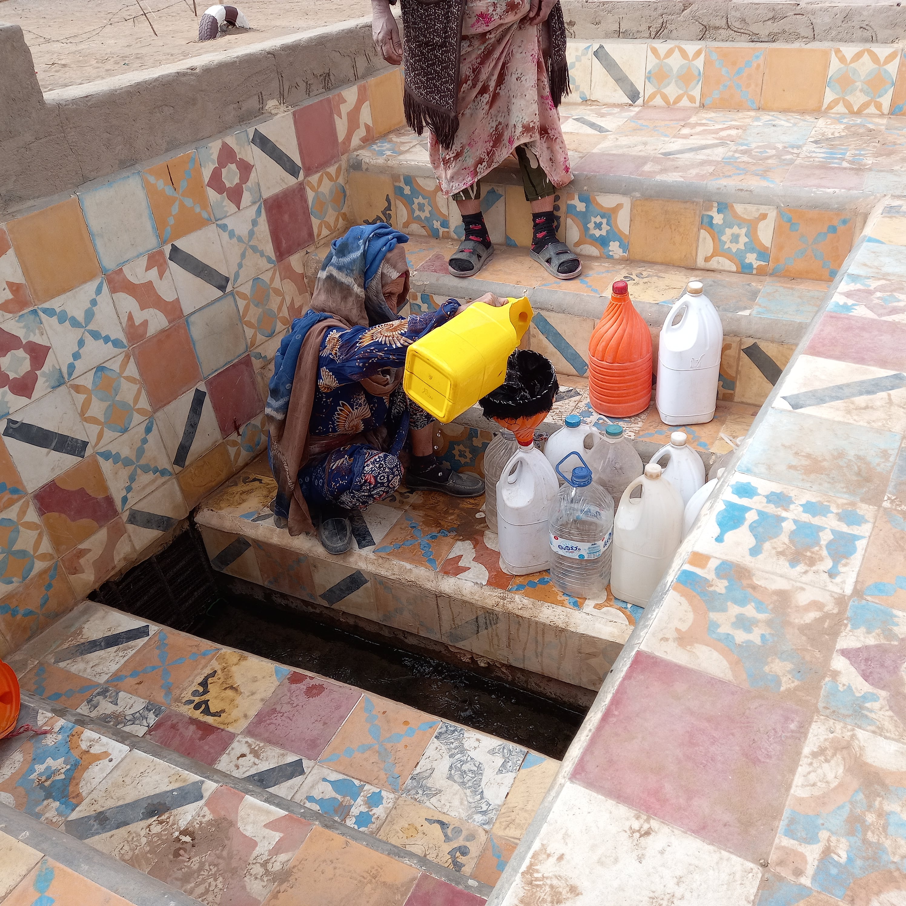 Mujeres extrayendo agua en la khettara de Hassilabied, Merzouga (Marruecos).