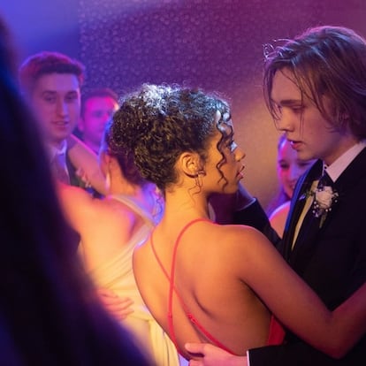 Taylor Russell y Charlie Plummer, en 'Palabras en las paredes del baño'.