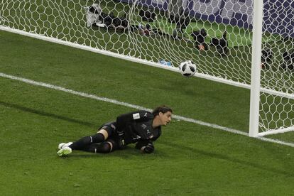Yann Sommer, portero de Suiza, en el suelo tras el gol de Coutinho.