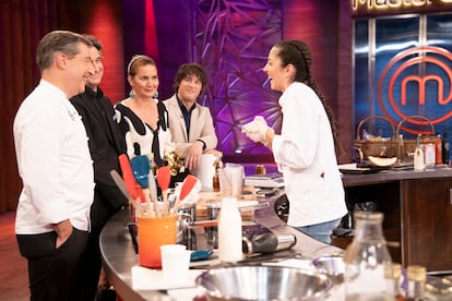 Ana Iglesias y el jurado de 'MasterChef', durante el cocinado final.