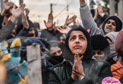 Una mujer protesta detrás de la valla por las restricciones que limitan el paso en la frontera entre Grecia y Macedonia, cerca de Gevgelija.