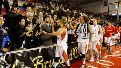 Jugadors del Manresa celebrant una victòria.