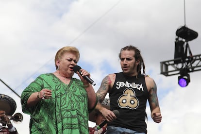 Paquita la del Barrio, durante su presentación en el Festival Vive Latino 2015, compartiendo el escenario con la banda Genitalica.