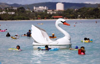 Un flotador con forma de cisne entre turistas en el agua, el 12 de agosto de 2017 en la Isla de Guam (EE.UU)