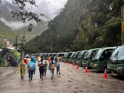 Turistas en la ciudad de Aguas Calientes antes de subir a Machu Picchu en Perú.
