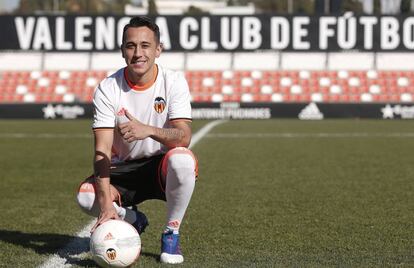 Orellana en su presentación con el Valencia.