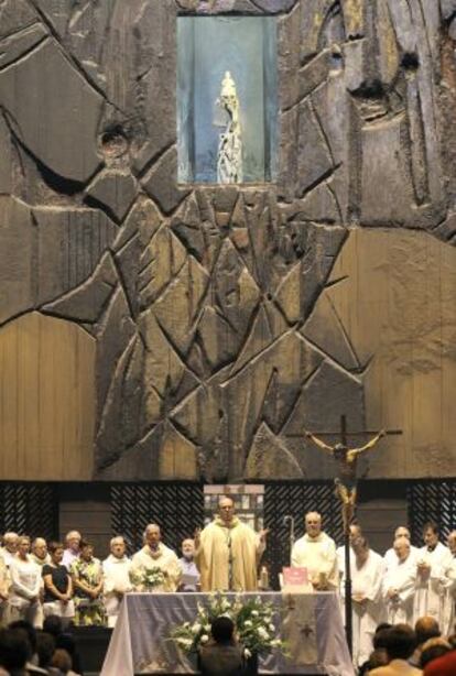 El obispo José Ignacio Munila preside la homilía celebrada en el santuario de Aranzazu.