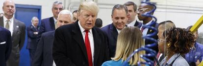 Donald Trump saluda a trabajadores de una fábrica de Carrier en Indianapolis (EE UU)