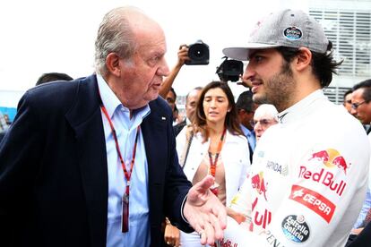 El Rey Juan Carlos charla con Carlos Sainz, piloto de la escuder&iacute;a Toro Rosso, durante las pruebas preliminares del Gran Premio de la F&oacute;rmula 1 en la ciudad de M&eacute;xico este viernes 30 de octubre.